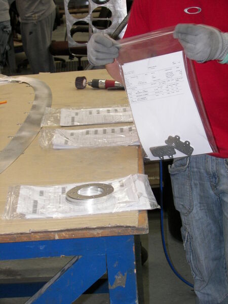 Losgröße 1: Die gleichzeitige Bearbeitung von Werkstücken unterschiedlicher Dicke ermöglicht ein wirtschaftliches Entgraten von Kleinserien bis hinab zu Losgröße 1. (Archiv: Vogel Business Media)