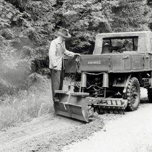 Ab 1951 zählt der Unimog zum Portfolio von Daimler-Benz und der U 25 (Baureihe 2010) wurde von 1951 bis 1953 im Lkw-Werk Gaggenau produziert.(Bild:  Daimler Truck)