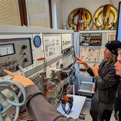 Ein oldtimertechnische Weiterbildung auf höchstem Niveau: Das bietet der „Zertifizierte Experten für Young- und Oldtimertechnik“ der Hochschule für Wirtschaft und Umwelt Nürtingen-Geislingen. (Bild: Dominsky – VCG)