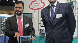 Markus Lindemann von T-Systems und Stefan Selke von Eaton (v.l.) stellten auf der SPS IPC Drives ihre Zusammenarbeit vor. (Stefanie Michel)