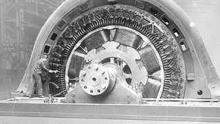 1924 Eröffnung des Walchenseekraftwerks: Die leistungsstarken Generatoren des damals größten Speicherkraftwerks der Welt sind von der Siemens-Schuckertwerke - hier ein Einphasen-Generator im Prüffeld  Bilder: Siemens (Archiv: Vogel Business Media)