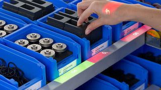 Bei Fehlentnahme erfolgt ein optisches Signal (rotes Licht). (Bild: Schnaithmann)