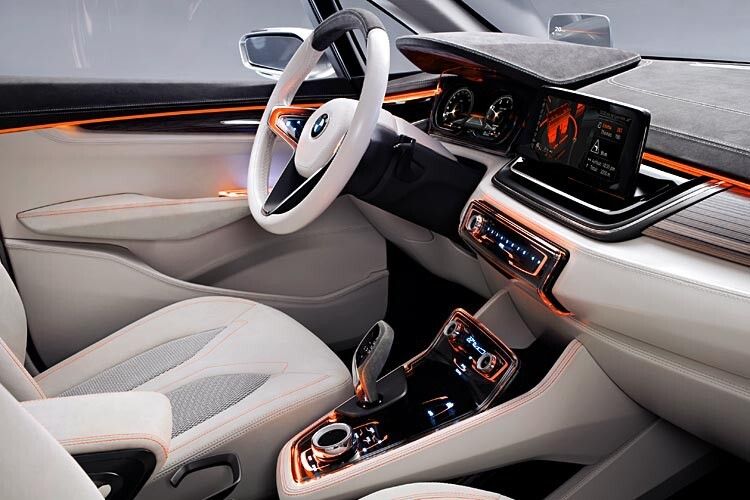 ... sind die Anzeigemöglichkeiten vielfältig. Die Fahrmodi Comfort, Sport und Eco Pro sind zum Beispiel an unterschiedlichen Anzeigen in eigenständigen Farbwelten erkennbar. In der Mitte des Armaturenbretts zeigt ein 8-Zoll-Display die Routenführung des Navigationssystems an. Das Navigationssystem Plus ist zudem mit dem Hybridantrieb gekoppelt und berechnet im Voraus am besten geeignete Streckenabschnitte für Fahrten mit Elektromotor oder um die Lithium-Ionen-Batterien zu laden. Das Energiesparpotenzial dieser Technik gibt BMW mit bis zu zehn Prozent an. (Foto: BMW)