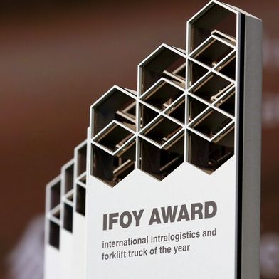 Die begehrte Ifoy-Award-Trophäe aus Glas und Metall wiegt beinahe 3 Kilogramm. (Bild: Ifoy)