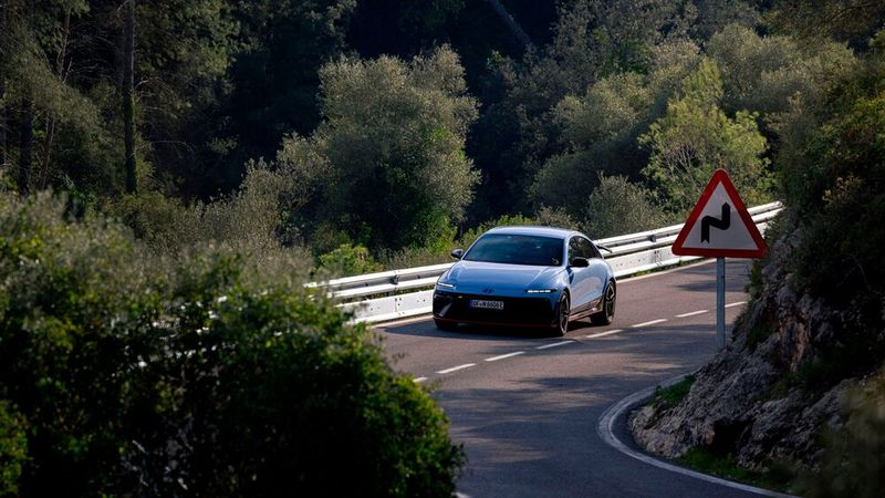 Der Ioniq 6 N will nicht nur beim Schnellreisen auf der linken Spur der Autobahn überzeugen, sondern ernsthaft Kurven können. (Bild: Hyundai)