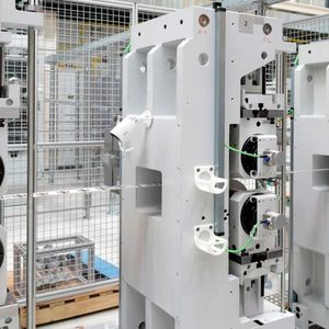 Hier sieht man die kontinuierliche Fertigung von Blechteilen im Hohlprägewalz-Verfahren. Dieser Prozess läuft hochpräzise, hochratenfähig und energieeffizient ab, betonen die IWU-Forscher.(Bild:  Fraunhofer IWU)