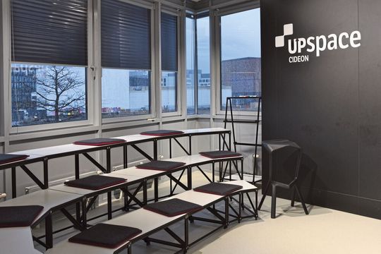 Die Workshop Area im Cideon Upspace: Statt Vortrag in einem Meetingraum erarbeitet sich in diesem Umfeld jedes Unternehmen seinen individuellen Weg der Digitalisierung.(Bild:  Stefanie Michel)