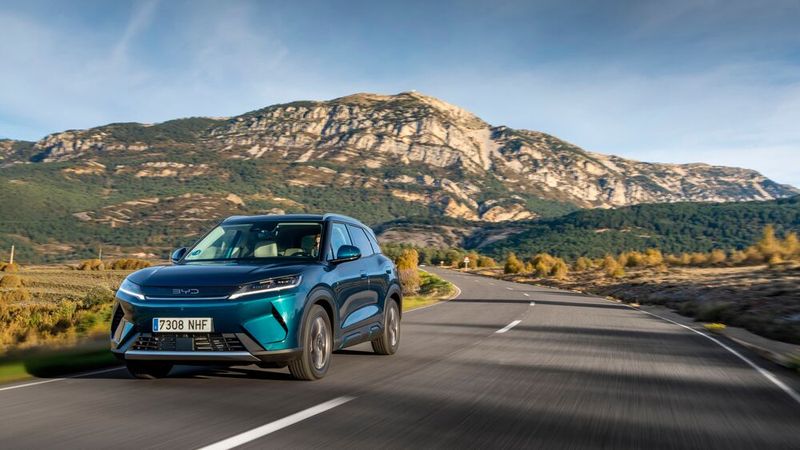 Optisch zeigt der Atto 2 DM-i gegenüber den E-Versionen kaum Unterschiede. (Bild: BYD)