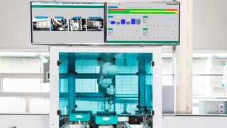 Die Smarte Systemoptimierung kann mit den hochfrequenten Daten Prozesse automatisiert beurteilen und Fehlerentstehung sowie Folgefehler in verketteten Anlagen aufdecken (rechter Bildschirm). (Bild: Fraunhofer IPA/IFF-Rainer Bez)