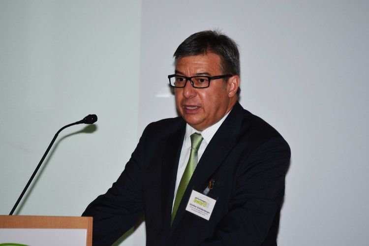 Günther Schildenberger, GW-Verkaufsmanagementleiter bei Daimler, gratulierte dem  Award-Sieger. (Foto: Wengel)