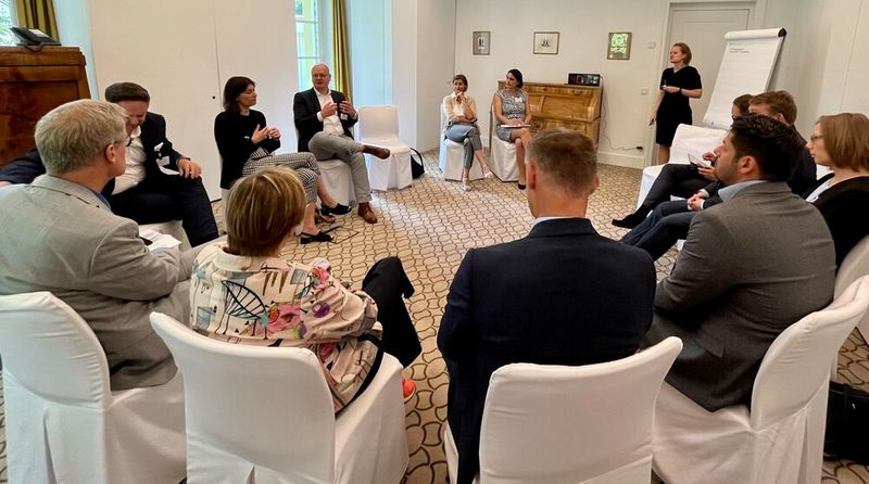 Nach den Impulsvorträgen konnte in den Roundtables intensiv diskutiert werden – z.B. wie eine krisenfeste Gesellschaft, im Wechselspiel zwischen Digitaler Souveränität und Resilienz, aussehen muss. Dr. Claudia Warken, Vizepräsidentin, Cybersicherheitsagentur Baden-Württemberg & Sabine Griebsch, Managing Director, GovThings moderierten souverän  (©Vogel IT-Akademie)