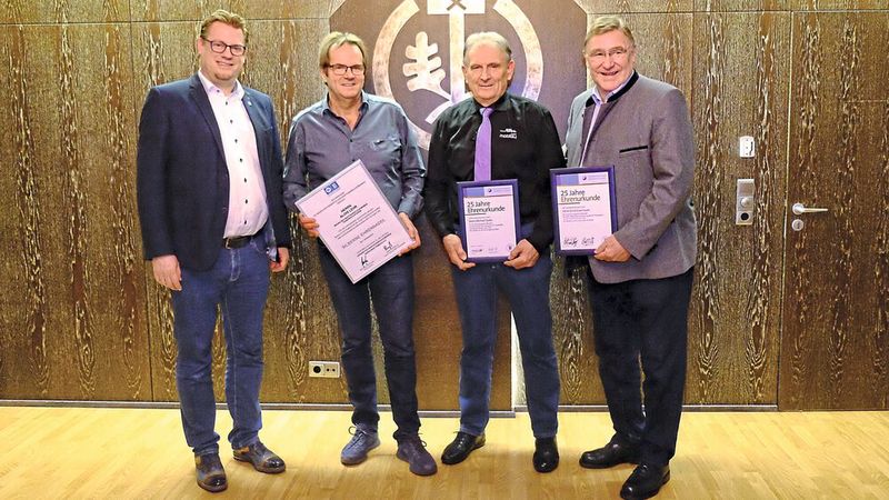 Verleihung der Silbernen Ehrennadel des Kfz-Gewerbes Baden-Württemberg: (v. l.) LV-Hauptgeschäftsführer Carsten Beuß und Alois Lehr, Obermeister Michael Szabo und sein Stellvertreter Ernst Eisenhauer von der Innung Tauberbischofsheim.