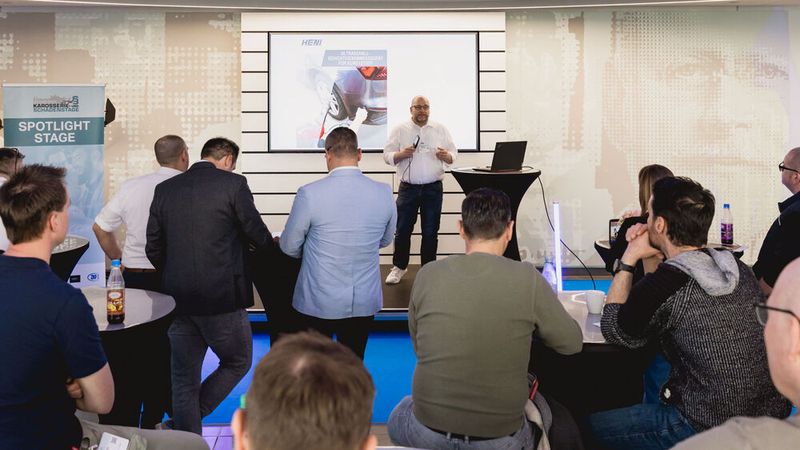 Kurz und bündig: Im Rahmen des Formats „Spotlight Stage“ konnten Firmen über Neuheiten im kleinen Rahmen informieren.   (Bild: Stefan Bausewein)