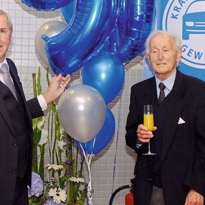 Obermeister Johann Bader (l.) stößt mit einem der ältesten Mitglieder der Innung auf das Jubiläum an.(Bild:  Zietz – »kfz-betrieb«)