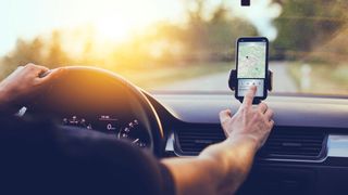 Mit der vjumi-App bieten freie Werkstätten ihren Kunden einen neuen Kanal, um Servicetermine abzustimmen und über einen Chat Kontakt aufzunehmen. (Bild: © iStock Rostislav_Sedlacek; Screenshot © SELECT AG)