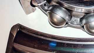 Abb. 1: Lagertyp 6213/C3 aufgeschnitten, links mit «grauer Spur» und rechts mit Riffelbildung. (Bild: ZHAW)