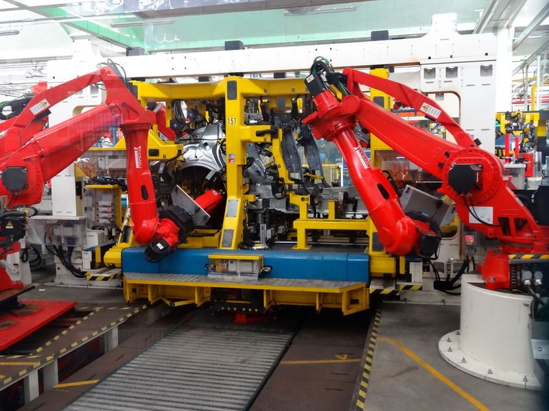 Jedes Chassis wird von einem Transferfahrzeug von einer Arbeitsstation zu anderen gebracht. (Bild:)