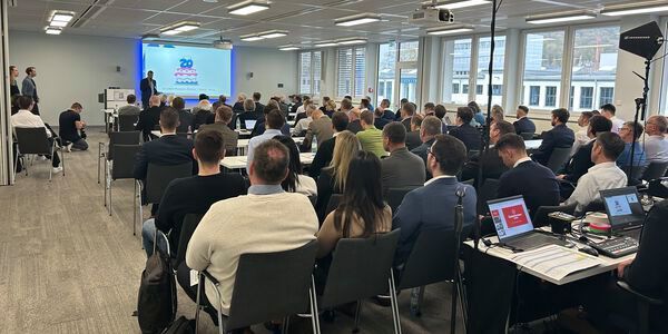 Happy Birthday! PROCESS-Chefredakteur Dr. Jörg Kempf gratulierte in seiner Anmoderation zu 20 Jahren Pumpen-Forum. Viele Herausforderungen für Pumpenbetreiber sind in den zwei Jahrzehnten gleich geblieben, viele haben sich aber auch verändert. Eines gilt definitiv: der Erfahrungsaustausch wie auf dem Pumpen-Forum bleibt das A und O.(Bild:  Bausenwein)