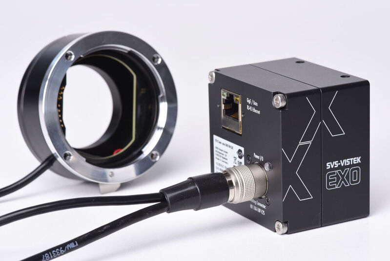 Der SVS-EF-Adapter von SVS-Vistek ermöglicht eine Autofokus-Funktion der eingesetzten Kamera, um Bilder der eingehenden Elektronikgebinde unabhängig von ihrer Höhe aufnehmen zu können.