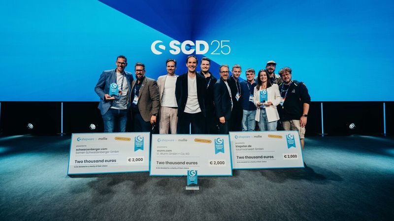 Zum ersten Mal wurde der Shopware Visionary Award verliehen: Die Gewinner waren die Unternehmen Schwarzenberger, G. Wurm und raumvonwert. (Bild: Shopware)