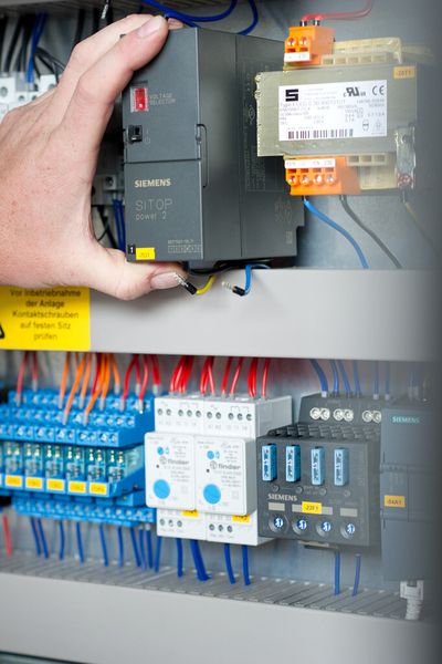 Für seine Kälteanlagen hat L&R die komplette Prozesskette der Steuerungstechnik selbst im Griff. (Bild: L&R Kältetechnik)