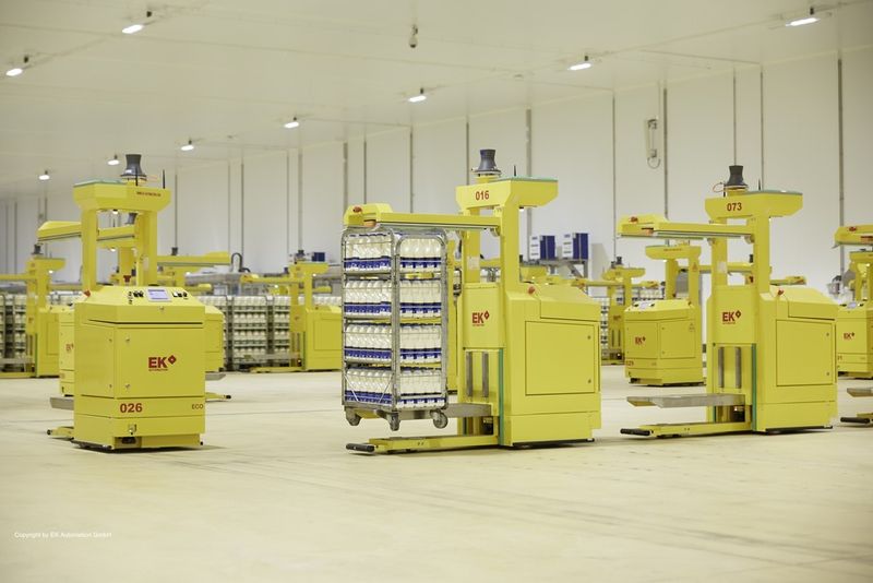EK Automation hat ein FTS mit 75 FTF des Typs „Compact“ mit wartungs- und gasungsfreien Li-Ionen Batterien für die weltgrößte Frischmilchmolkerei von Arla Foods in Aylesbury, UK, geliefert. Das System leistet mehrere hundert Transporte pro Stunde und arbeitet rund um die Uhr an 365 Tagen im Jahr. (EK Automation)