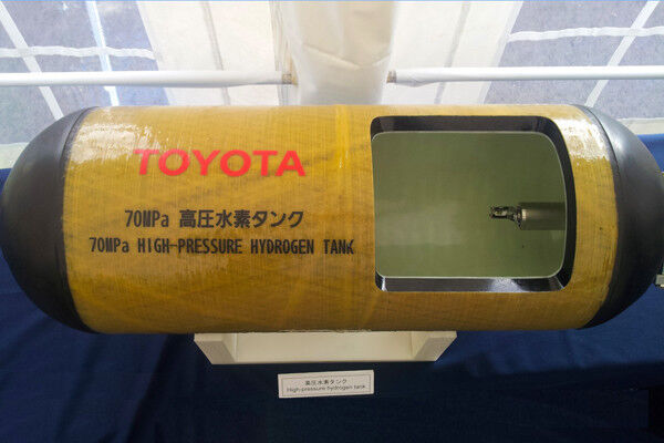 Der Wasserstofftank des Brennstoffzellenfahrzeugs FCV. Toyota ist somit der erste zertifizierte Hersteller von 700-bar-Wasserstofftanks nach der 1997 vom Ministerium überarbeiteten Hochdruckgas-Sicherheitsverordnung. (Bild: Toyota)