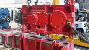 SEW-Eurodrive Chile bevorratet Originalersatzteile und führt im Servicezentrum Antofagasta Wartungen und Instandsetzungen durch, so auch bei diesem Industriegetriebe der Baureihe X.e. (Bild: SEW)