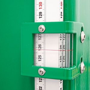 Um den Bildschirm und damit das Kalibriermotiv auf die vom Fahrzeughersteller vorgeschriebene Höhe zu bringen, verschiebt der Anwender beim CSC Tool Digital diesen mithilfe eines motorischen Antriebs per Knopfdruck. Dabei muss er die seitliche Anzeige für das Höhenmaß im Auge behalten.(Bild:  Dominsky/»kfz-betrieb«)