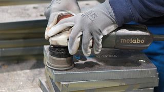 Die kompakten Kantenfräsen lassen sich einfach und werkzeuglos einstellen und liegen gut in der Hand. Die Kanten von sechs Bohrungen in einer Stahlbauplatte sind innerhalb von 60 s gefräst. (Metabo)