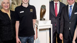 Margrit Harting, Generalbevollmächtigte Gesellschafterin (links), überreichte die Eule als Symbol für Weisheit und Wissenschaft an Harting-Ausbildungsleiter Nico Gottlieb (rechts). Auch Wolf Dietrich Meier-Scheuven, Präsident der Industrie- und Handelskammer Ostwestfalen zu Bielefeld (Zweiter von rechts), und der Auszubildende Fabian Schmalgemeier (Ausbildung zum Werkzeugmechaniker) freuten sich über dieses Geschenk. (Bild: Harting)