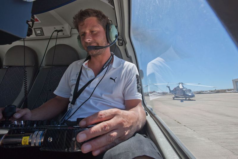 Ein Operator im Helikopter steuert die Kamera ( ACEA)