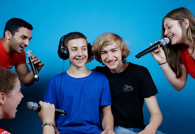 Das menschliche Ohr hört nicht nur viele Töne unterschiedlicher Frequenz, es erkennt auch aus welcher Richtung ein Geräusch kommt. Das sogenannte Richtungshören erleichtert es uns, Sprache zu verstehen oder uns sicher im Raum zu bewegen. Robin Heinemann und Jaro Habiger wollten diese besondere Fähigkeit des Ohrs technisch nutzen. Dazu haben sie ein Verfahren entwickelt, das mittels der Signale mehrerer Mikrofone berechnet, aus welcher Richtung eine Schallwelle kommt. Ihr Modell arbeitet sogar genauer als das Gehör des Menschen. Eine mögliche Anwendung ihrer Entwicklung sehen die beiden Jungforscher im Rettungsdienst: Ein Roboter, der mit dieser Technik ausgestattet wäre, könnte beispielsweise Menschen finden, die um Hilfe rufen.  (Bild: Jugend forscht e.V.)