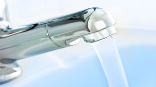 Forscher entwickeln ein System, mit dem sie verschiedene Parameter der Qualität von Trinkwasser in Versorgungsnetzen automatisiert und in Echtzeit überwachen können. (Pixelot - stock.adobe.com)