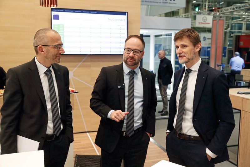 Andreas Conzelmann, CEO Trumpf Schweiz AG, Adrian Schär, Vertriebsleiter & Mitglied der GL Trumpf Schweiz AG, Reinhold Gross, Geschäftsführer Vertrieb + Services Werkzeugmaschinen GmbH, Headquarter in Ditzingen (Trumpf)