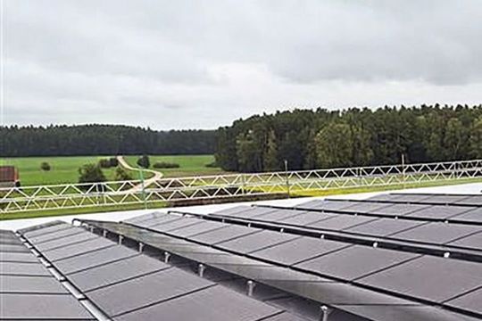 Kein reines Flächen-, sondern mehr ein Statikthema: Photovoltaik auf Logistikhallen.(Bild:  Ilzhöfer)