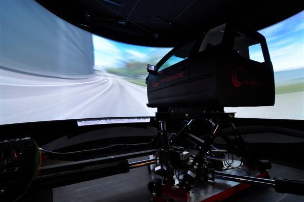 „Driver-in-Motion“ im Honda Technikzentrum Deutschland: Der neue Fahrsimulator greift auf neun Aktoren zurück, wodurch zusätzliche Bewegungsbereiche erzeugt werden - das ist einzigartig in der Branche. (Honda)
