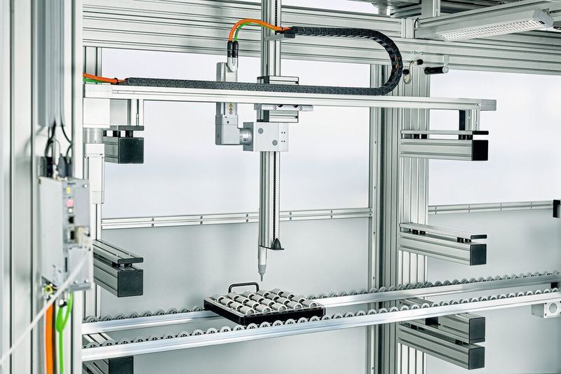 Da die Integration der Auslegerachsen zu einer hohen Positioniergenauigkeit der Automationslösung führt, sollen auch komplexe Aufgaben konfigurierbar sein. (Item/Ronald Biallas)