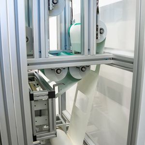 Der Blick auf die Papierhaspel nachdem die Papierbahn das Siegelmodul passiert hat. Hier sieht man auch deutlich die einzelnen Abschnitte der 4-Rand-Beutel, welche die Demo-Anlage fertigt.(Bild:  Fraunhofer IVV)