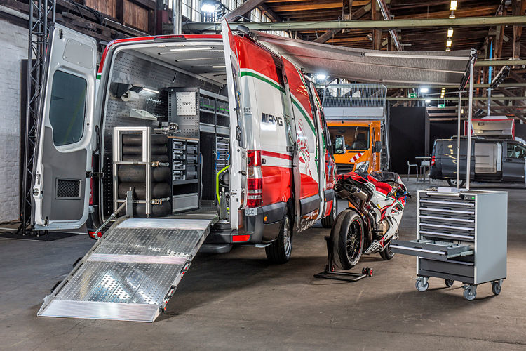 Für den Rennstall des italienischen Motorradherstellers MV Agusta entwickelte Bott mit den Ingenieuren des Einsatzteams, einen auf den Renneinsatz abgestimmten Werkstattausbau. Basis ist ein Sprinter 313 CDI mit langem Radstand. (Foto: Daimler)