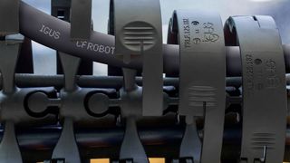 Auch am Roboter montiert kann die triflex TRLF jederzeit schnell und einfach geöffnet werden. Der Austausch von Leitungen oder die komplette Neubefüllung lassen sich so sehr schnell erledigen. (Igus)