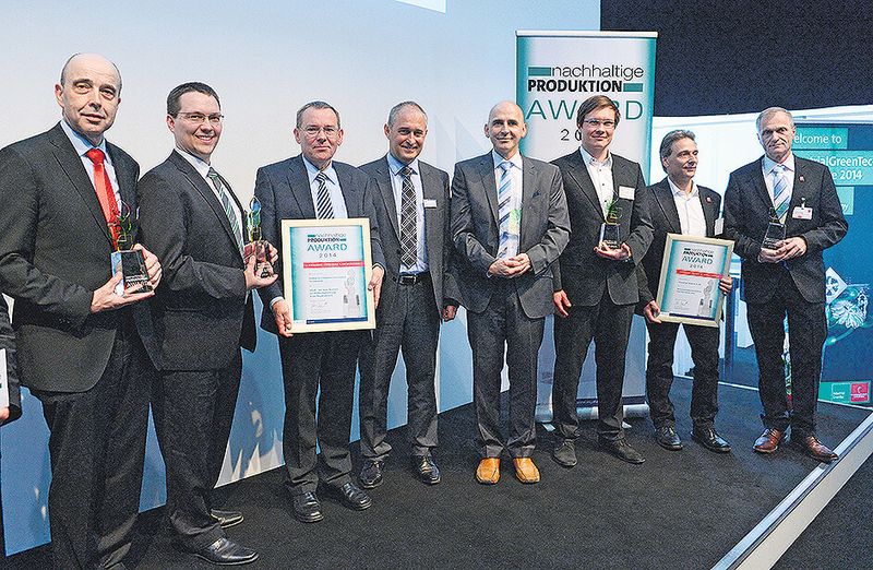 (v.l.n.r.): Vertreter von SEW, der TU Clausthal, Manz, Altair und Ettenberger nahmen die Nachhaltige Produktion Awards entgegen. (Bild: Deutsche Messe)
