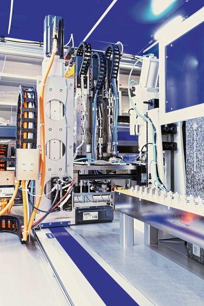 Als Y-Achse am Boden ermög­licht das steife Schunk-​Linearmodul Delta 110 eine präzise Positio­nierung des Achssystems. In Z-Richtung kommt auch hier eine Beta-60-Linear­achse zum Einsatz. Das unmittelbare Teilehandling übernimmt eine kompakte Schunk-ELS-Ausleger­achse.  (Schunk)