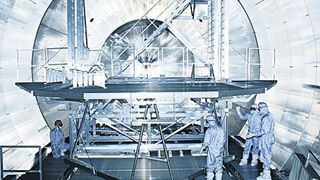 Sinnvoll eingesetzte Steigtechniksysteme wie Überstiege, Laufsteganlagen und Industrietreppen verkürzen die Wege in der Fertigung. Bild: Günzburger Steigtechnik (Archiv: Vogel Business Media)