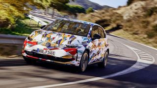 Der VW ID Polo ist vorerst noch mit Tarnfolie unterwegs. (Bild: Volkswagen)