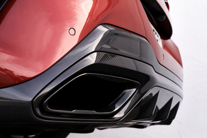 Zweibordig ausgeführte Endrohre der Abgasanlage mit trapezförmiger Kontur schließen den unteren Bereich der Heckschürze ab. (BMW)