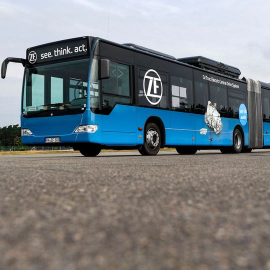 Im Demonstrationsbus hat ZF zwei Elektroportalachsen des Modells AVE-130 verbaut. Im Demonstrationsbus hat ZF zwei Elektroportalachsen des Modells AVE-130 verbaut.