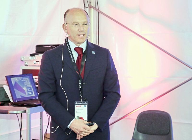 Bei den Starrag «Turbine Technology Days» 2018 standen Produktivitätspotentiale bei der Turbinenfertigung im Fokus. Keynote-vortrag von Dr. Francesco Parisi, CEO der Pietro Rosa TBM. (Anne Richter, SMM)
