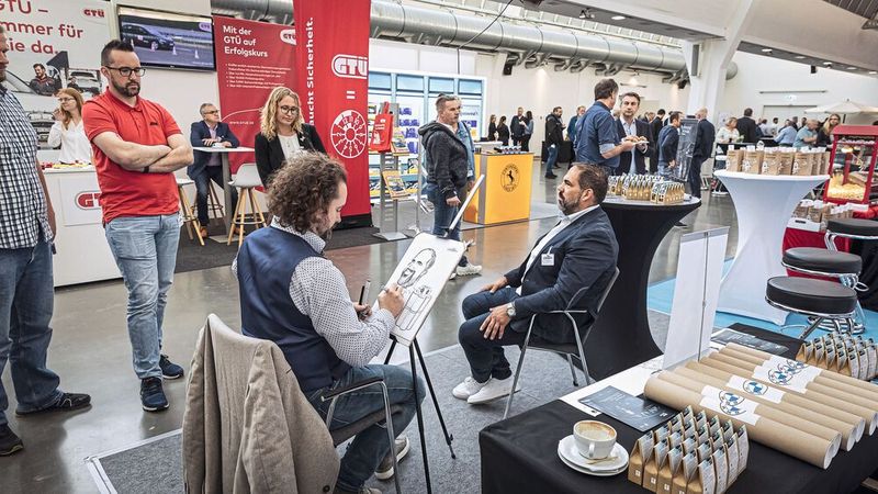 Wie war das: Besser vom Profi gemalt, als vom Leben gezeichnet? Tolle Aufmerksamkeits-Idee von BMW. (Bild: Stefan Bausewein)