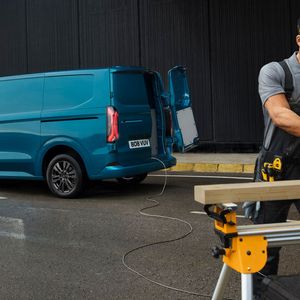 Die Hochvolt-Batterie kann zum Beispiel elektrische Werkzeuge mit Strom versorgen.(Bild:  Ford)